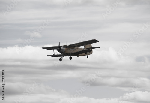 Fototapeta Naklejka Na Ścianę i Meble -  The plane is flying against the blue sky. Aerobatic figure, military aircraft.