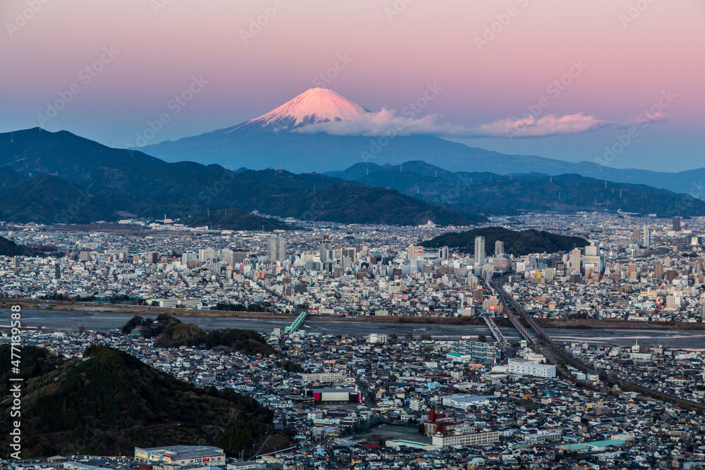 Obraz premium 静岡市駿河区朝鮮岩から夕方の紅富士と静岡市街の夕景