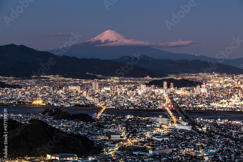 静岡市朝鮮岩から月光に照らされた富士山と静岡市の夜景