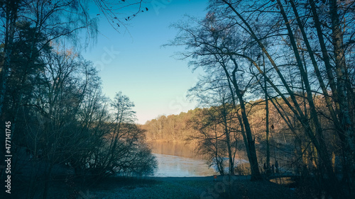 See im Winter mit blauem Himmel