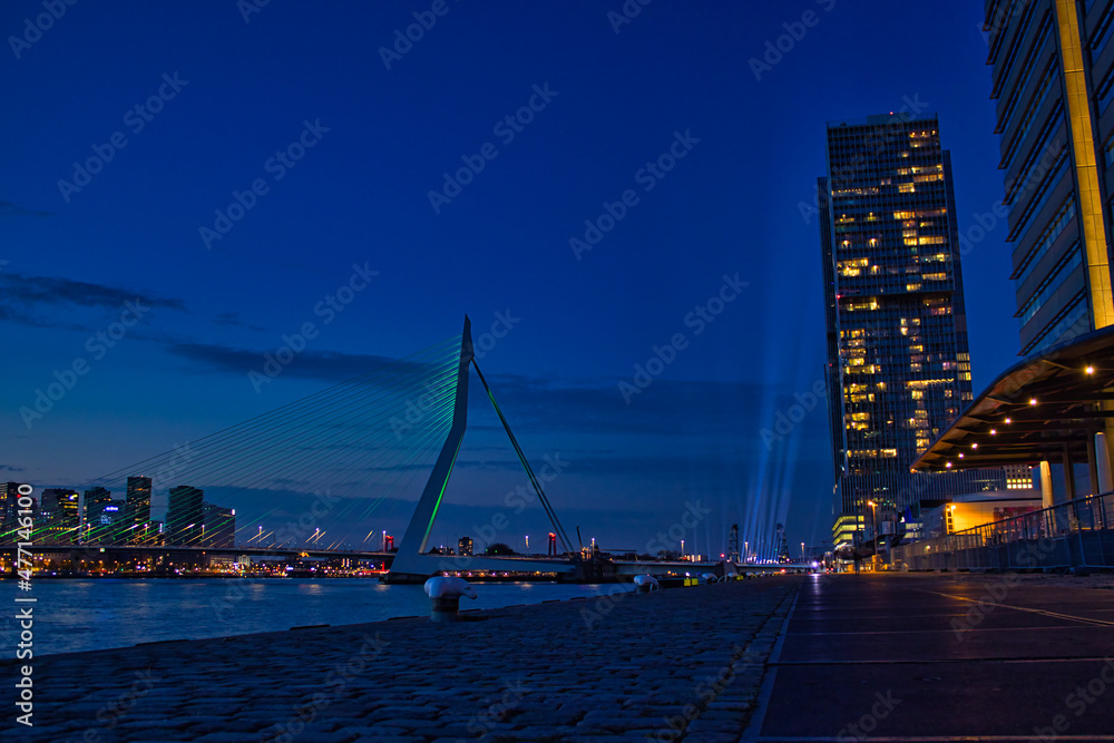 Obraz premium bridge and city skyline at night