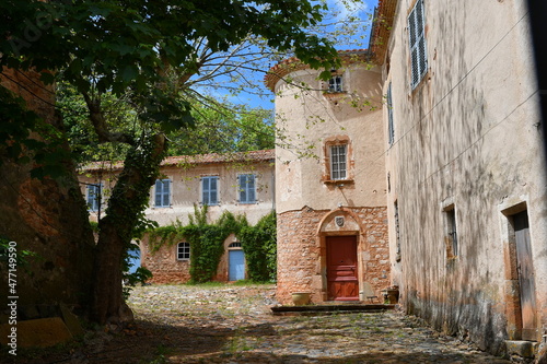 vieille bâtisse ancienne dans un petit village du Puy de dôme en été photo