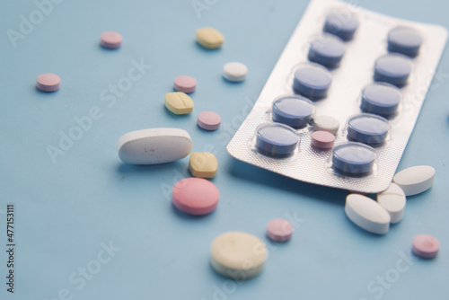 Fotografie, Obraz Close up of pills of blister pack and medial pills on blue background
