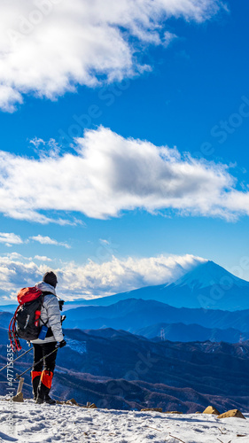 冬の大菩薩嶺登山 登山者と富士山