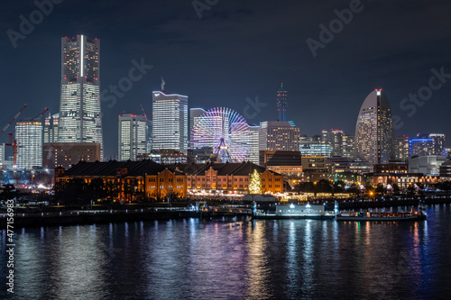 神奈川県横浜市大さん橋から見た全館点灯したみなとみらいの夜景 © Kazu8