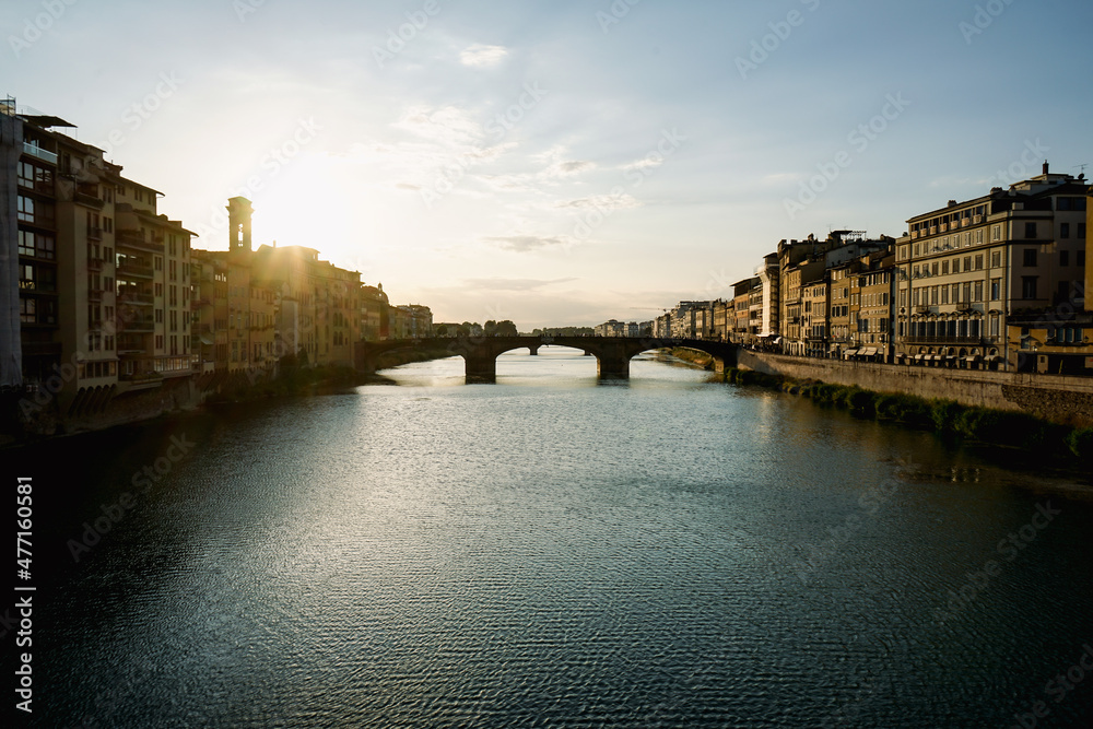 Sonnenuntergang über dem Arno in Florenz mit Ausblick auf die Ponte Santa Trinita