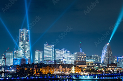 Wallpaper Mural 神奈川県横浜市みなとみらいの全館点灯した夜景 Torontodigital.ca