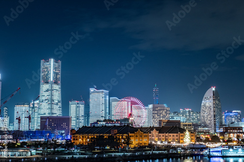 Wallpaper Mural 神奈川県横浜市みなとみらいのビルが全館点灯した夜景 Torontodigital.ca