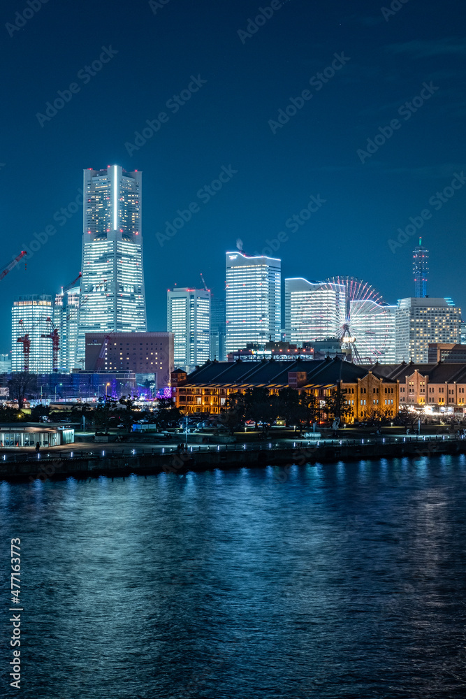 神奈川県横浜市みなとみらいのビルが全館点灯した夜景