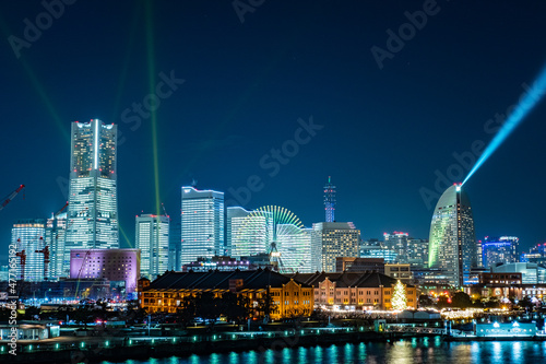 Wallpaper Mural 神奈川県横浜市みなとみらいのビルが全館点灯した夜景 Torontodigital.ca