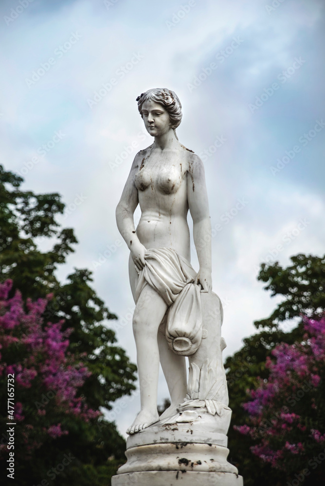 Statue féminine dans un jardin