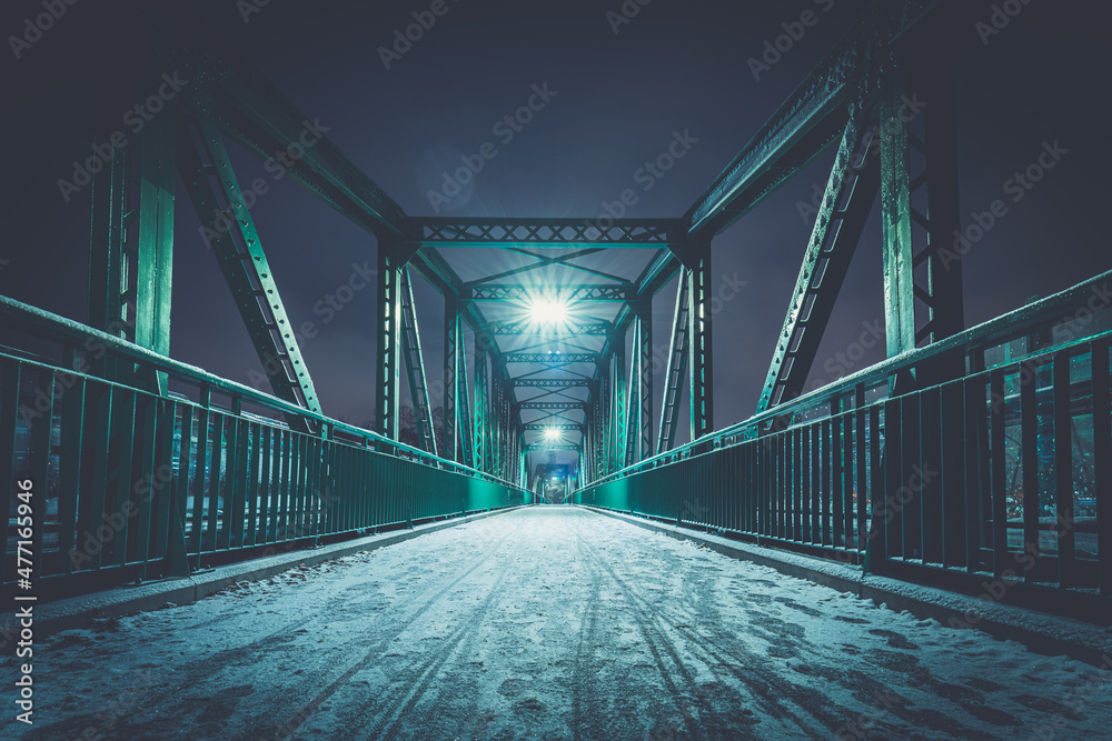 Nowoczesny żelazny most w nocy zimą. Most im. Heleny Sendlerowej w Opolu - obrazy, fototapety, plakaty 
