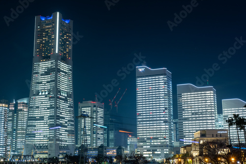 Fototapeta Naklejka Na Ścianę i Meble -  神奈川県横浜市みなとみらいのビルが全館点灯した夜景