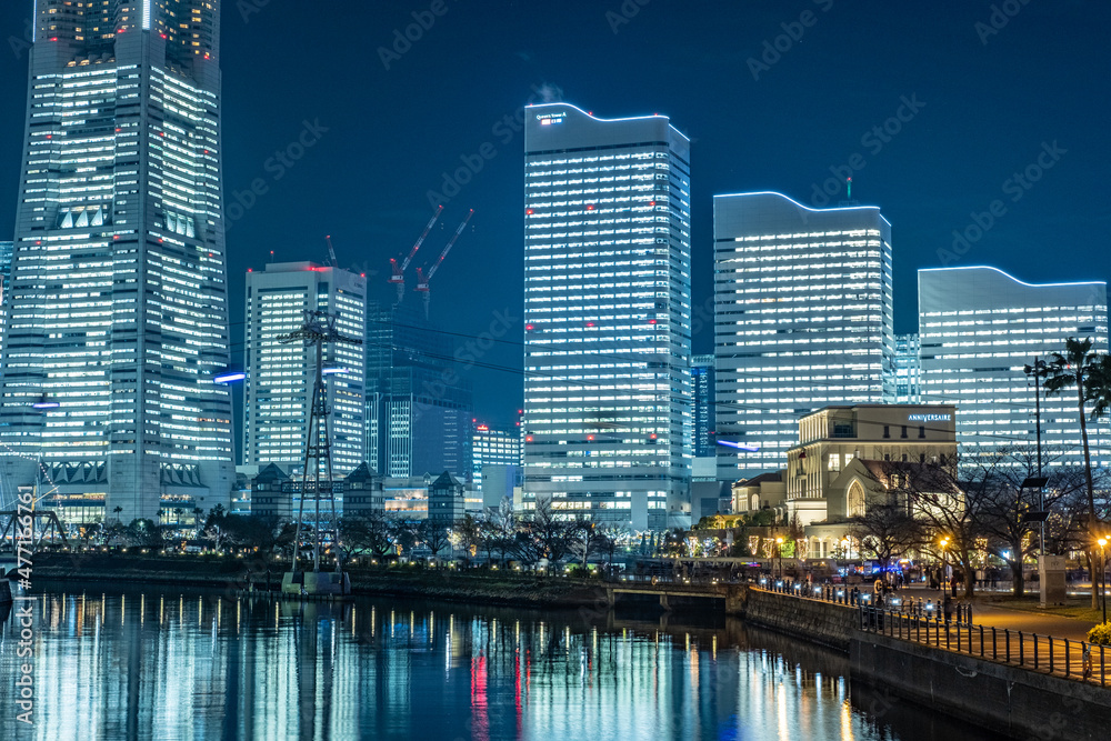 神奈川県横浜市みなとみらいのビルが全館点灯した夜景