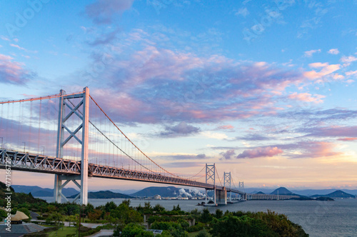 夕焼けが映る瀬戸大橋、与島から撮影、10月