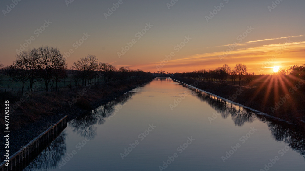 Kanal zum Sonnenaufgang