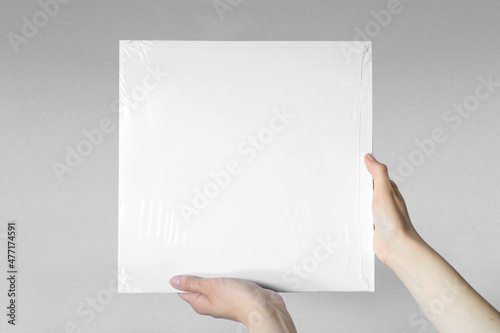 Bilde på lerret Hands holding white vinyl cover