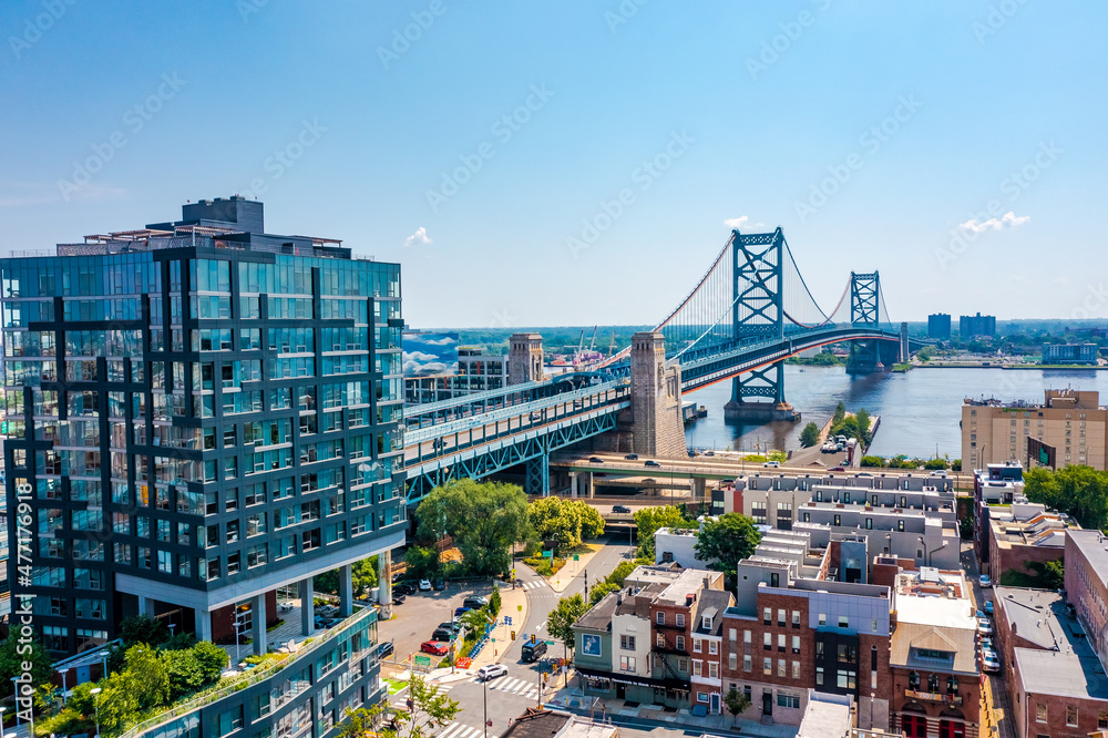 Obraz premium Aerial view of Philadelphia looking towards the Ben Franklin Bridge