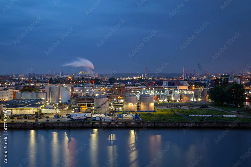 Industriehafen in Hamburg bei Nacht