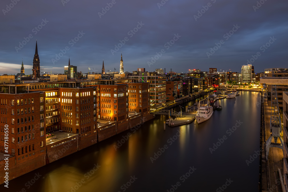 Hafencity in Hamburg bei Nacht, mit 5 Kirchtürmen