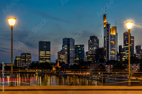 Bankenviertel in Frankfurt am Main mit 2 Strassenlampen einer Brücke bei Nacht