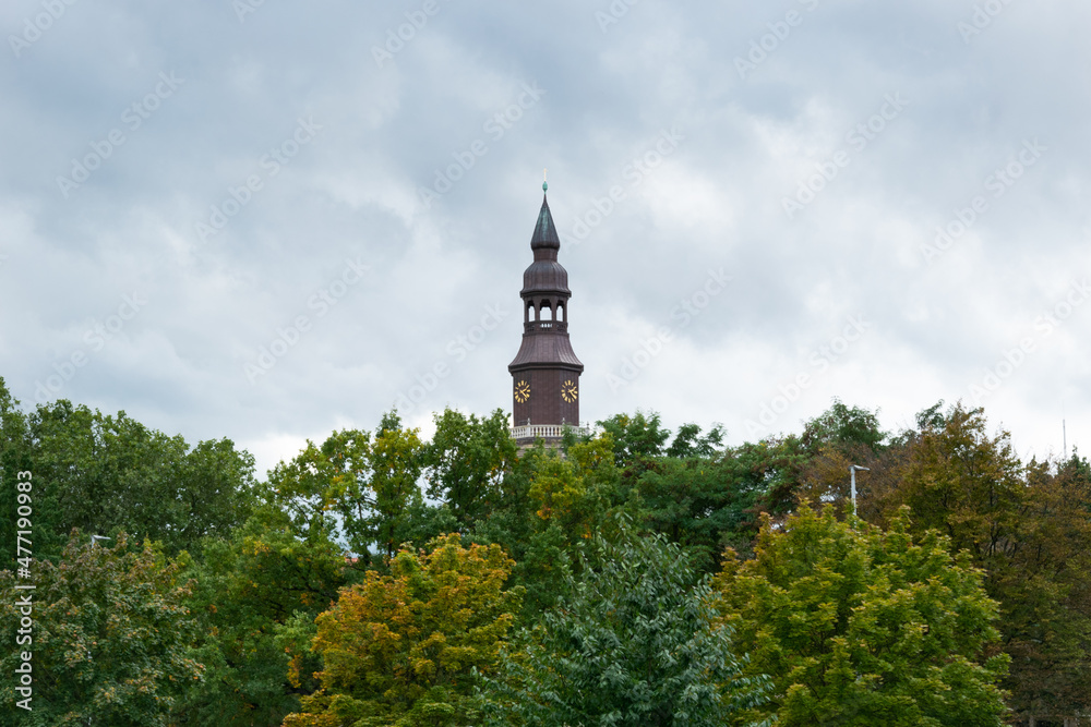 Wieża luterańskiego kościoła. Hanower, Dolna Saksonia, Niemcy. - obrazy, fototapety, plakaty 