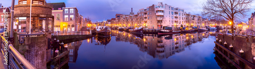 Photo Panorama of the city embankment in Leiden at sunrise.