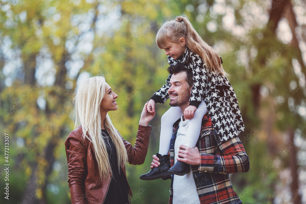 Obraz premium Family walk autumn