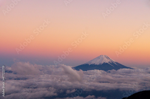 夕暮れ時の富士山と雲海　南アルプス・鳳凰三山からの眺望
