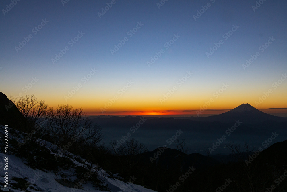 夜明け前の風景　南アルプス（観音岳）　日の出と富士山