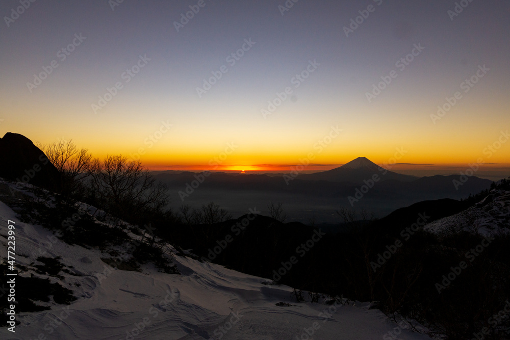 夜明け前の風景　南アルプス（観音岳）　日の出と富士山
