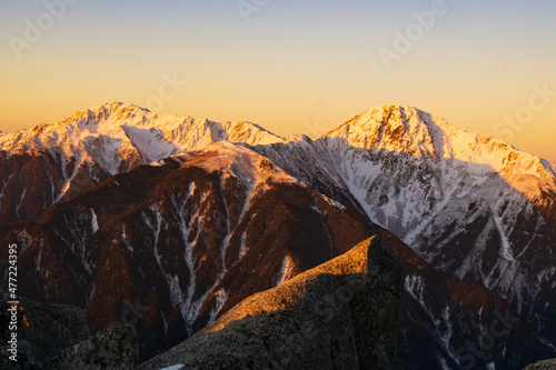 朝日に染まる冬山 北岳・間ノ岳 鳳凰三山からの風景 南アルプス