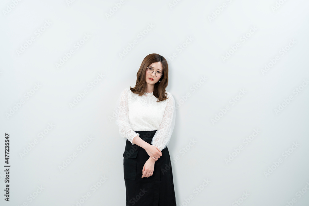 眼鏡をかけた爽やかな女性 眼鏡をかけた爽やかな女性