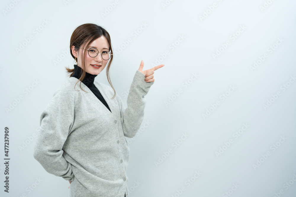 眼鏡をかけた爽やかな女性 眼鏡をかけた爽やかな女性