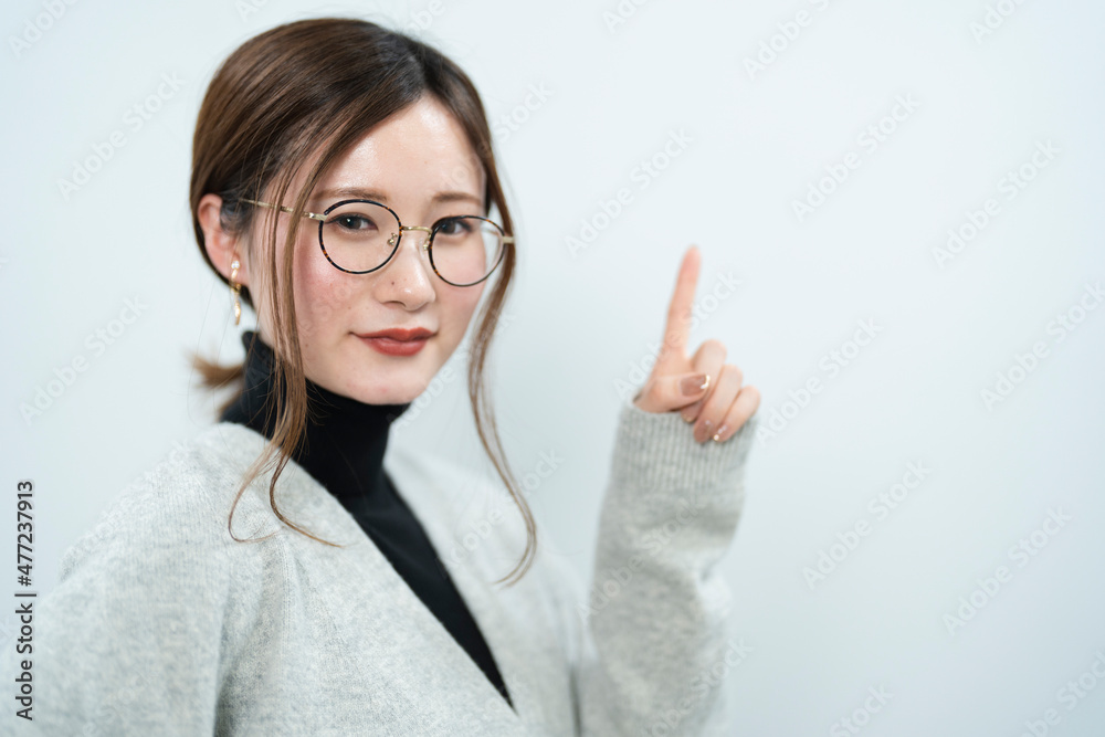 眼鏡をかけた爽やかな女性 眼鏡をかけた爽やかな女性