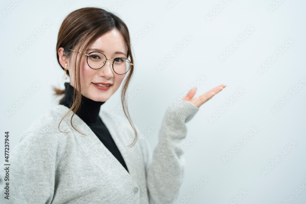 眼鏡をかけた爽やかな女性 眼鏡をかけた爽やかな女性