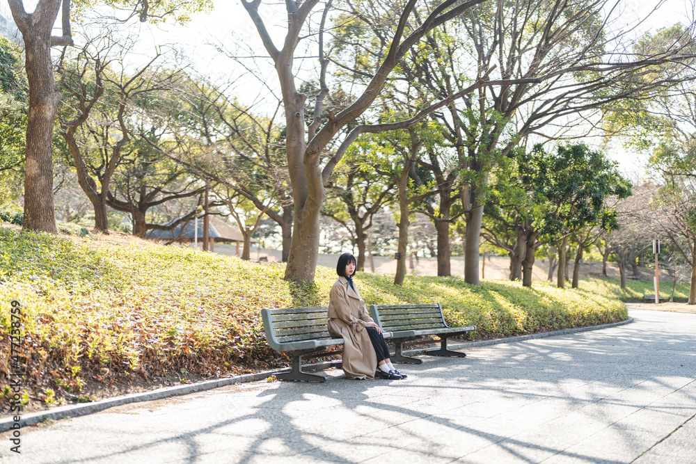 公園を散策する女性 公園を散策する女性