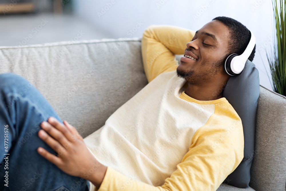Obraz premium African american guy music lover listening to music