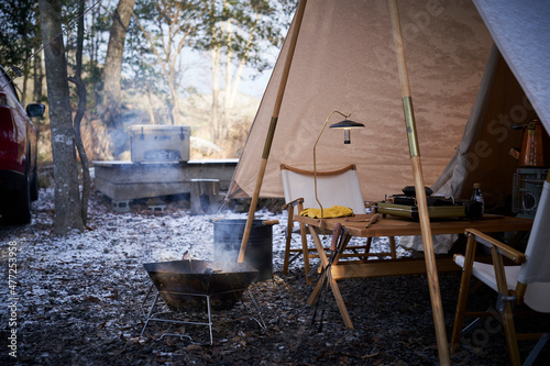 Fototapeta Naklejka Na Ścianę i Meble -  白いテントで冬キャンプを楽しむ風景