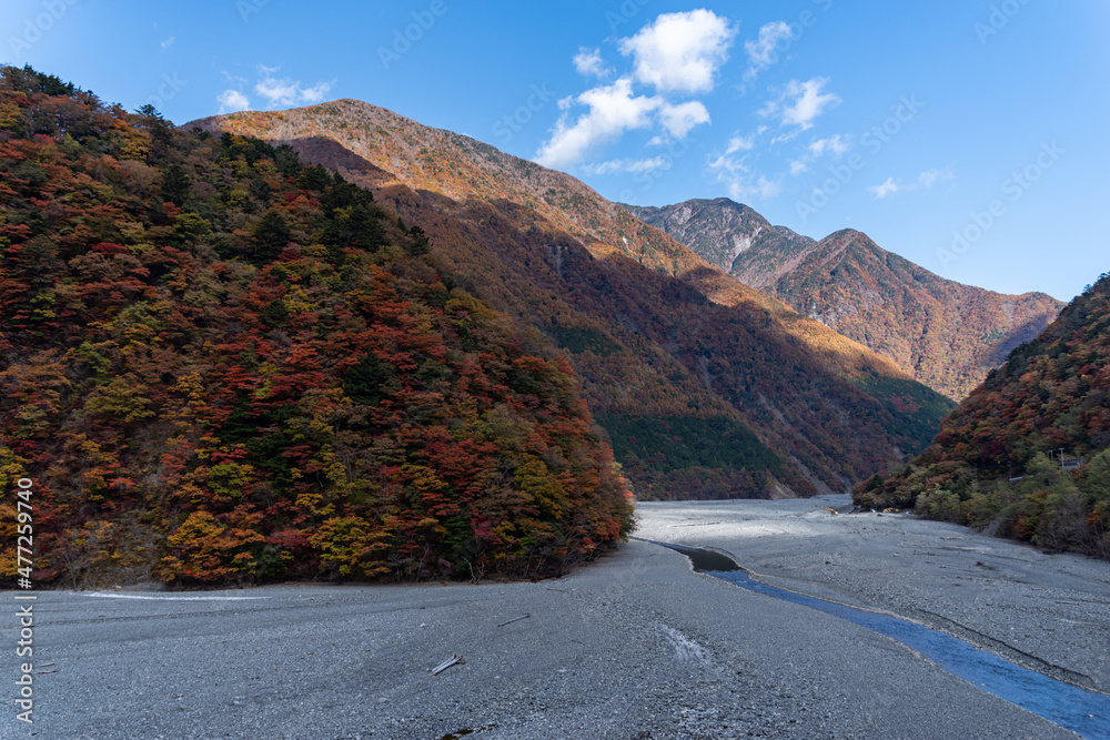 紅葉する美しい山 Stock Photo Adobe Stock
