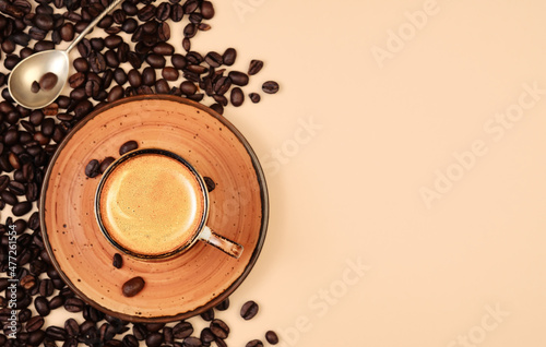 Foto Realistic top view of black cup of espresso view from above, pastel peach color background
