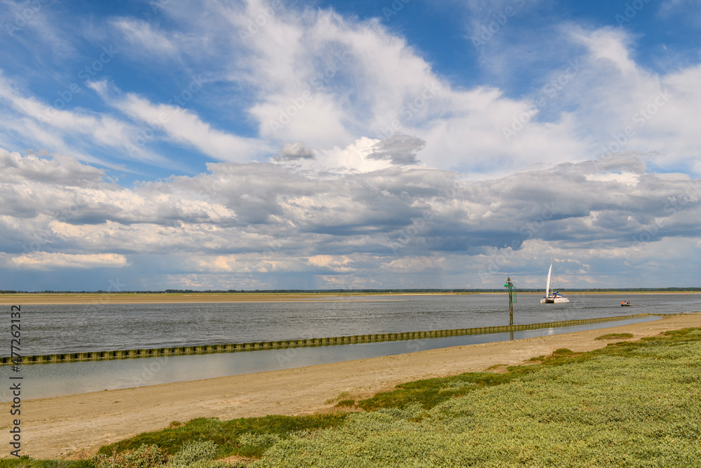 Voilier dans le chenal de la somme face au Crotoy Voilier dans le chenal de la somme face au Crotoy