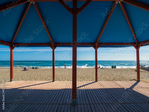 Fototapeta Naklejka Na Ścianę i Meble -  Pérgola de madera en la playa frente al mar