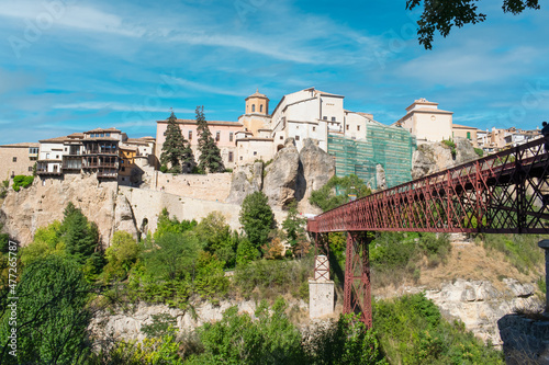 Quadro su tela Puente peatonal metálico de san Pablo y vista de la ciudad alta y barrio antiguo de Cuenca, España-Edit