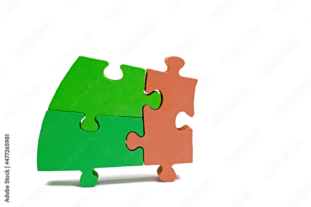 Drei Puzzleteile aus Holz vor weißem Hintergrund Drei Puzzleteile aus Holz vor weißem Hintergrund