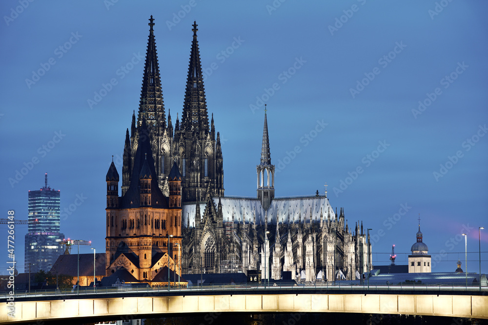 Kathedrale in Köln, Kölner Dom am Rhein in Deutschland, Nordrhein-Westfalen bei Abendlicher Stimmung, Kölner Dom in Seitenansicht mit Groß Sankt Martin Kathedrale in Köln, Kölner Dom am Rhein in Deutschland, Nordrhein-Westfalen bei Abendlicher Stimmung, Kölner Dom in Seitenansicht mit Groß Sankt Martin