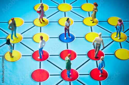 figurky stojící na spojených kruzích jako koncept spojování skrze internet a sociální sítě