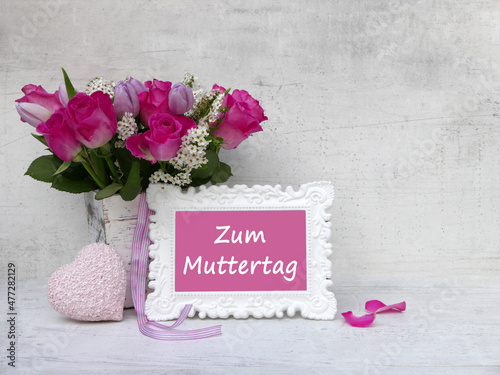 Muttertags Karte: Rosenstrauß und Bilderrahmen mit dem Text zum Muttertag.