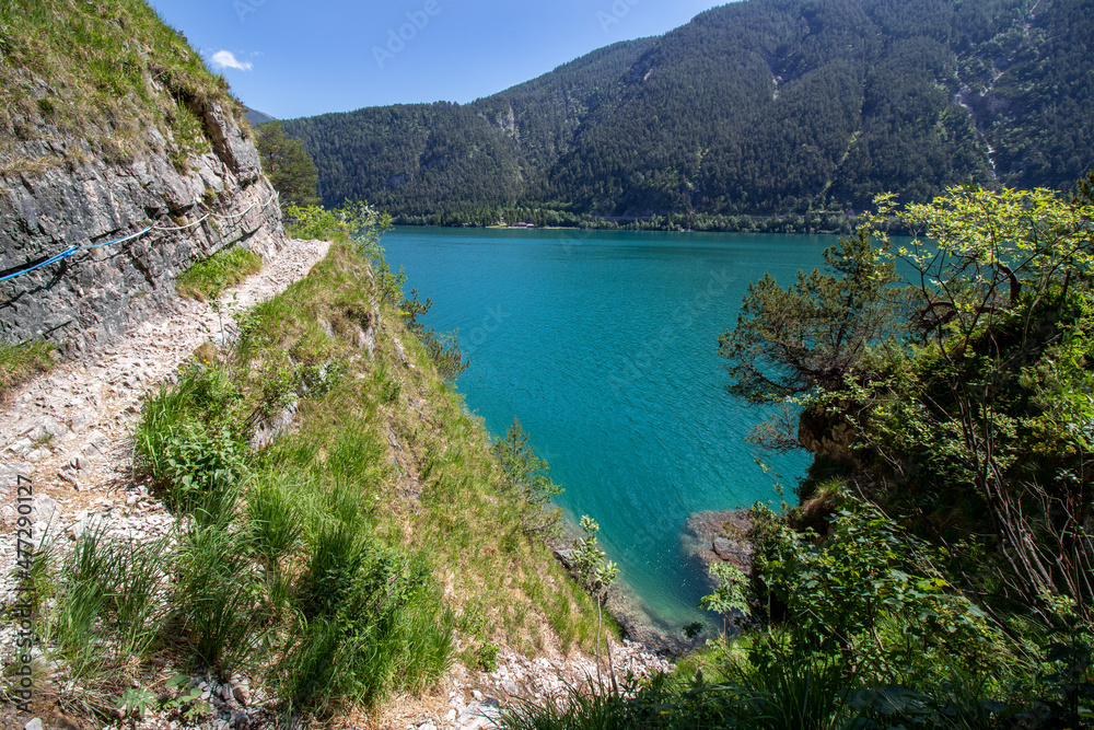 Steiler Wanderweg am Fels entlang