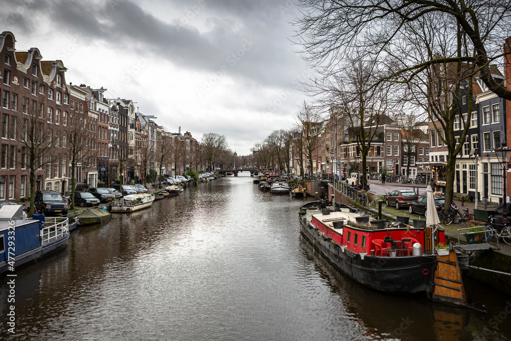 Obraz premium Amsterdam canals winter view on a cloudy day